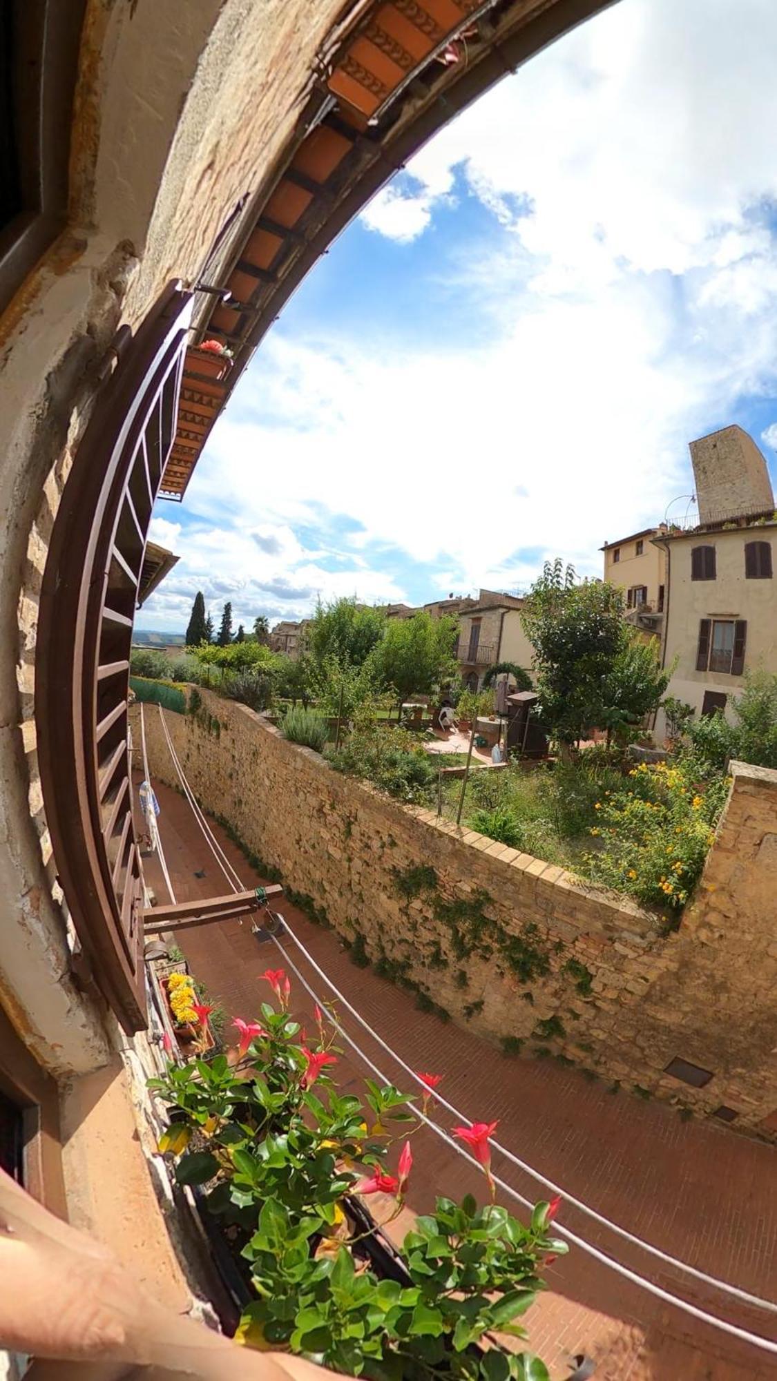 Casa Nel Centro Storico Apartment San Gimignano Bagian luar foto
